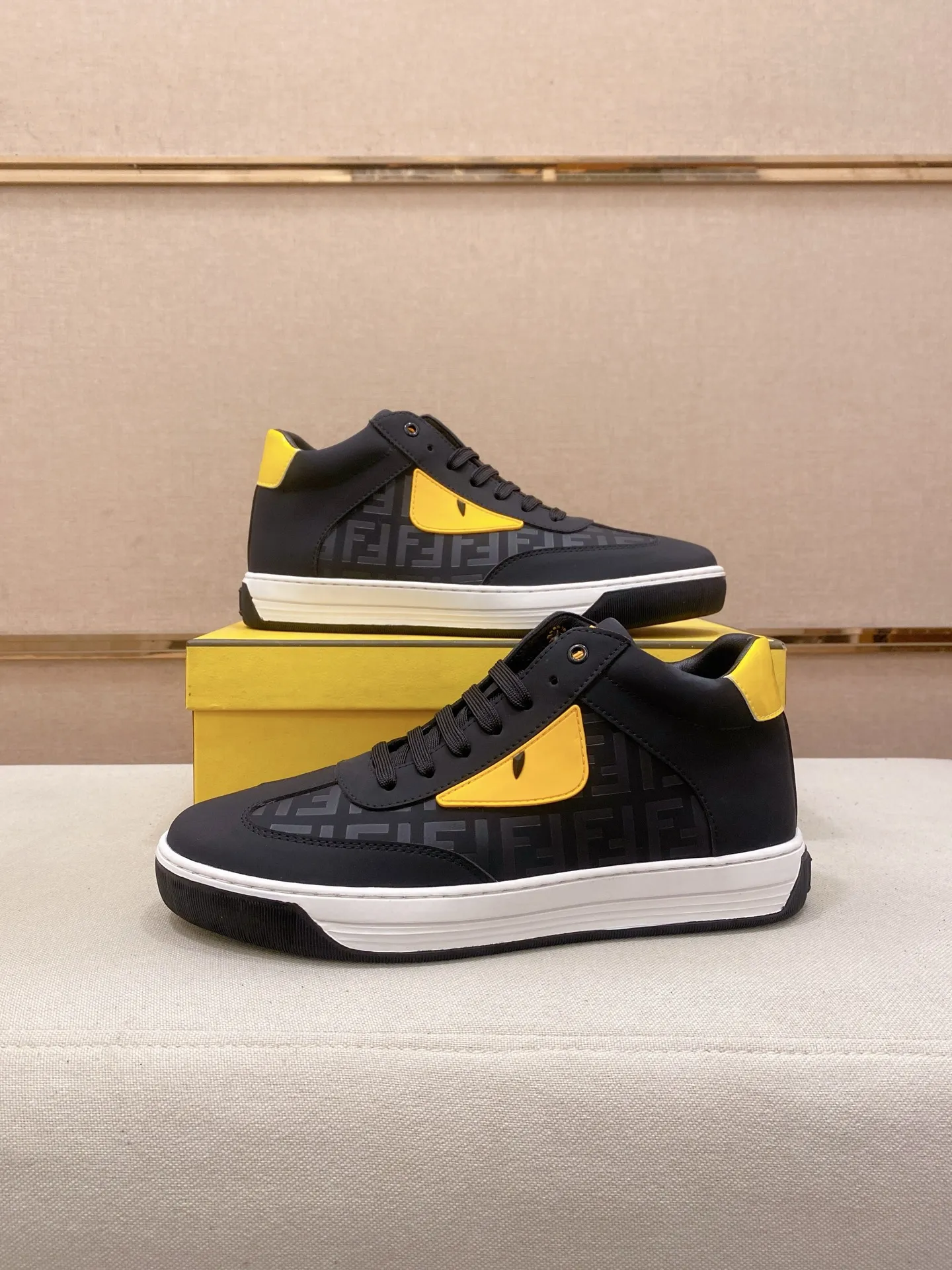 Factory price: 420💰[Fendi] Fendi’s latest men’s casual shoes! Available at counters simultaneously! A one-to-one replica of the original. All imported official website one-to-one cowhide fabric. The interior is made of top-grade sheepskin, and the original factory-supplied rubber outsole is used. Leading new fashion concepts. Matching code: 38-44. (can be customized for 45 non-refundable)